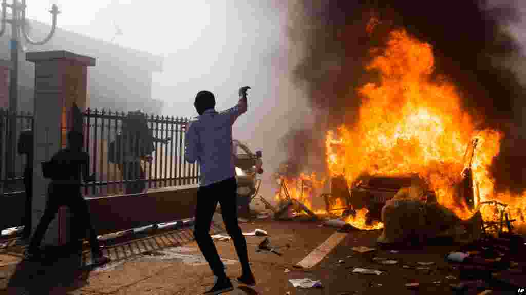 Sebuah mobil di luar gedung parlemen&nbsp;di&nbsp;Ouagadougou, Burkina Faso&nbsp;dibakar massa yang marah, sebagai reaksi penolakan atas rencana perpanjangan masa pemerintahan&nbsp;Presiden Blaise Campaore&nbsp;di negara itu&nbsp;(30/10).&nbsp;Presiden Blaise Campaore telah memerintah Burkina Faso selama 27 tahun. 