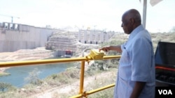 Le président Angola José Eduardo dos Santos au barrage de Lauca, en Angola, le 13 mars 2017.