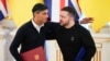 Perdana Menteri Inggris Rishi Sunak, kiri, memeluk Presiden Ukraina Volodymyr Zelenskyy setelah menandatangani dokumen di Kyiv, Ukraina, Jumat, 12 Januari 2024. (AP Photo/Efrem Lukatsky)