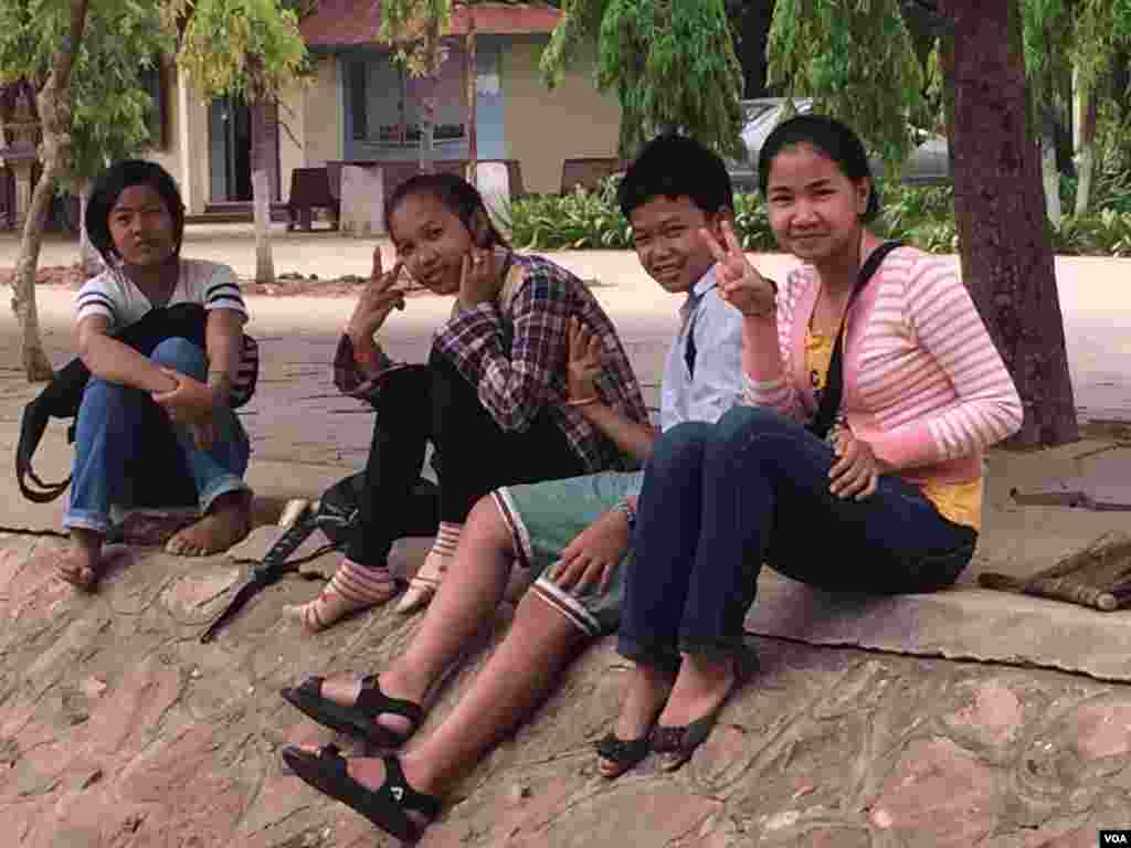 ពីស្តាំ​ទៅ​ឆ្វេង៖ កេង សុម៉ារី ១៤​ឆ្នាំ , លឹម សំអុល ១៤​ឆ្នាំ, វុទ្ធី គឹមអ៊ាង ១៤​ឆ្នាំ, និង ទួន ស្រីនៀត ១៣​ឆ្នាំ សិស្ស​ថ្នាក់​ទី​៨​ចូល​រួម​កម្មវិធី​ពលកម្ម​នៅ​វិទ្យាល័យ​អង្គរ​ ដែល​មាន​ចម្ងាយ​ប្រមាណ​២​គីឡូម៉ែត្រ​ពី​កណ្តាល​ក្រុង​សៀមរាប​កាល​ពី​ថ្ងៃ​ សៅរ៍​ទី​២១ ខែ​មីនា ឆ្នាំ​២០១៥។