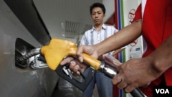 Seorang petugas SPBU mengisi bensin sebuah mobil di salah satu pompa bensin di Jakarta (foto: dok).