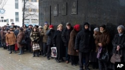 Пенсіонери у черзі за грошовою допомогою від самопроголошеної "Донецької народної республіки", 12 грудня 2014 р. 