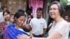 ကုလသမဂ္ဂ အထူး ကိုယ်စားလှယ် Ms Yanghee Lee ဂျွန်လ ၂၄ ရက်က ကချင် ပြည်နယ် မြစ်ကြီးနားမြို့ ရှိ စခန်းကို သွားရောက်စဉ်။ ဓာတ်ပုံ - (UN Information Center)