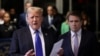 Donald Trump, didampingi oleh pengacaranya Todd Blanche, berbicara kepada awak media saat tiba di Pengadilan Kriminal Manhattan untuk menghadiri persidangan kasus uang tutup mulut yang membelitnya, pada 30 Mei 2024. (Foto: Michael M. Santiago/Pool via Reuters)