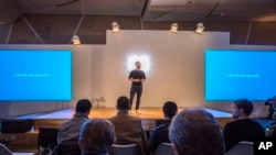 Drew Houston, CEO Dropbox, menjelaskan secara terperinci mengenai bisnis dan produk baru perusahaannya dalam sebuah presentasi Senin, 30 Januari 2017 di San Francisco. (Foto: dok).