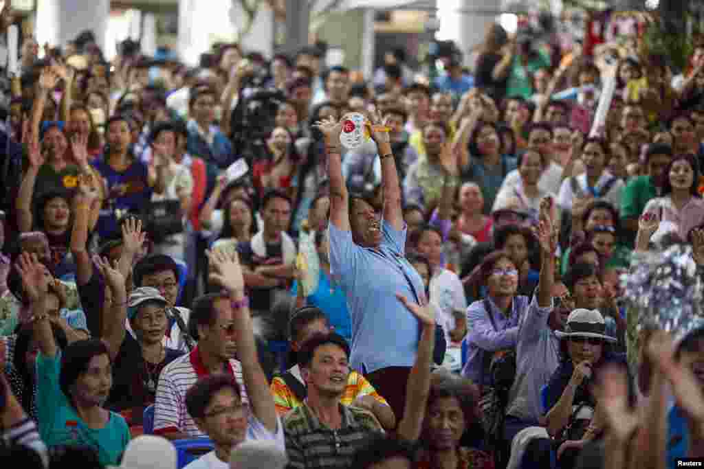 People react during a military event at the Victory Monument in Bangkok, June 4, 2014.