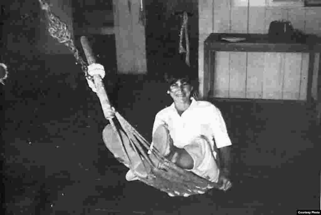 លោកស្រី Kate Webb អង្គុយ​ក្នុង​អង្រឹង។ (Sylvana Foa/មជ្ឈមណ្ឌល​ឯកសារ​កម្ពុជា)