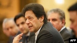 پاکستان کے وزیر اعظم نے قوم سے خطاب میں کہا ہے کہ ملک کی 25 فی صد آبادی غربت کی لکیر ےس نیچے زندگی گزار رہی ہے۔ لاک ڈاؤن سے مشکلات بڑھ جائیں گی۔ (فائل فوٹو)