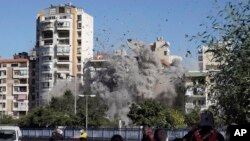 Moun gade efondman yon bilding apre yon frap ayeryen Izrayelyen nan Ghobeiri, Bewout, Liban, 22 Oktob, 2024.