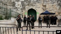 Pasukan keamanan Israel memblokade pintu masuk ke kompleks masjid Al-Aqsa di Yerusalem 12 Maret 2019 lalu (foto: dok).