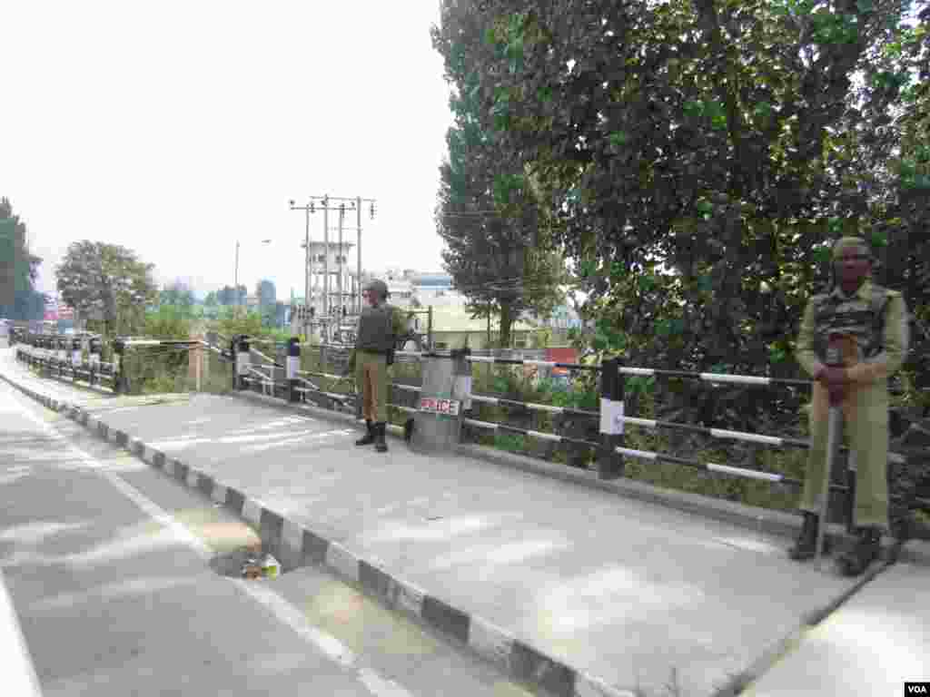 Security forces stationed on Srinagar bridge, Indian Kashmir. (Aru Pande/VOA)