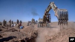 Warga Afghanistan menggali parit untuk kuburan massal korban gempa bumi di distrik Zenda Jan di Provinsi Herat, sebelah barat Afghanistan, Senin, 9 Oktober 2023. (Foto: AP)