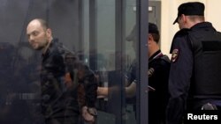 Ruski opozicionar Vladimir Kara-Murza prisustvuje sudskom ročištu u Moskvi