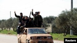 Kelompok pemberontak Suriah Ahrar al-Sham di mobil bak terbuka di barat laut kota Idlib, 26 Maret 2015. (Foto: dok.)