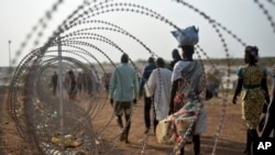 Des Sud-soudanais fuyant des combats marchent près de la base des Nations Unies à Juba, au Soudan du Sud, le 19 janvier 2016 