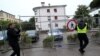 Les travailleurs retirent une clôture sur la place de l'Union européenne, à Nova Gorica, à la frontière entre la Slovénie et l'Italie, alors que les restrictions de voyage COVID-19 à travers l'Europe sont progressivement assouplies, le 15 juin 2020. REUTERS / Borut Zivulovic