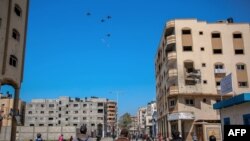 Како што војната се одолговлекува и се зголемуваат жртвите, се зголемува меѓународен притисок Хамас и Израел да постигнат договор за прекин на огнот. 