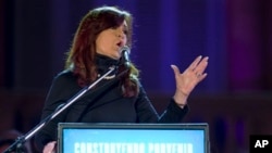 Presiden Argentina Cristina Fernandez menyampaikan pidato dalam rangka peringatan 10 tahun pemerintahannya di hadapan para pendukungnya di Buenos Aires, Argentina (25/5). 