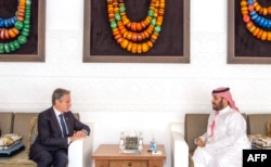 Picha iliyotolewa na ofisi ya Kasri ya Mfalme wa Saudi Arabia October 15, 2023, inaonyesha Waziri wa Mambo ya Nje wa Marekani Antony Blinken akikutana na Prince Mohammed bin Salman, mjini Riyadh.