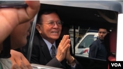លោក​​ កឹម​ ​សុខា​ ​មេដឹក​នាំ​បក្ស​ជំទាស់​ បាន​ចាកចេញ​ពី​សាលាដំបូង​រាជធានី​ភ្នំពេញ​ បន្ទាប់ពី​សវនាការថ្ងៃទីពីរ លើ​សំណុំ​រឿង ដែល​លោក​ត្រូវបាន​ចោទបទ «ឃុបឃិតជាមួយរដ្ឋបរទេស»​បាន​បញ្ចប់កាលពី​ថ្ងៃទី​១៦ ខែមករា ឆ្នាំ២០២០។ (ខាន់ សុគុំមនោ/VOA)