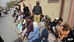 افغان کډوال چې په پاکستان کې د اسنادو د ترلاسه کولو ته انتظار باسي