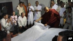 សព​របស់​អៀង​ សារី​ ត្រូវ​តម្កល់​នៅ​ផ្នែក​ផ្ទាល់​ដី​ក្នុងផ្ទះ​ឈើ​ថ្ម​ក្រោម​មួយ​ដែល​អតីតជន​ជាប់ចោទ​រូប​នេះ​បាន​សង់​បាន​សាងសង់​នៅ​ឆ្នាំ​១៩៩០។​