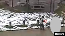 Tamir E. Rice (12 tahun) terlihat memegang senjata mainan di taman bermain Cudell di kota Cleveland, Ohio sebelum ditembak oleh polisi hari Sabtu (22/11).