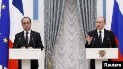 FILE - Russian President Vladimir Putin and French President Francois Hollande attend news conference after meeting at Kremlin, Moscow, Nov. 26, 2015.