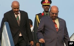 Sudan President Omar al-Bashir (R) arrives to attend an African Union summit, in Kigali, Rwanda, July 16, 2016.