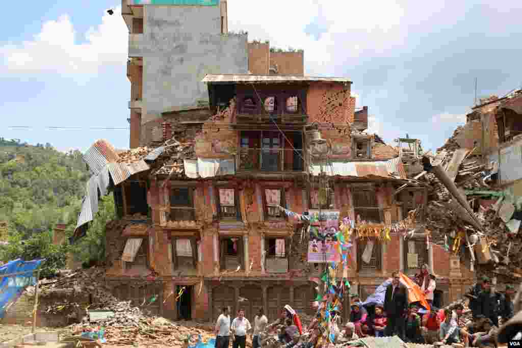 In the village of Sankhu, only 27 kilometers away from Kathmandu, almost the entire village was devastated by the recent earthquake. (Hilmi Hacaloglu/VOA)