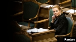 Menteri Imigrasi Denmark Inger Stojberg mendengarkan perdebatan di parlemen guna membahas RUU migrasi yang kontoversial, Selasa (26/1).