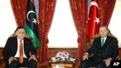 Le président turc Recep Tayyip Erdogan, à droite, et Fayez al-Sarraj, président du GNA. (Kayhan Ozer / via AP)
