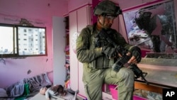Seorang tentara Israel memeriksa sebuah apartemen saat operasi darat di Jalur Gaza, 8 November 2023. (Foto: Ohad Zwigenberg/AP Photo)