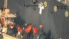 Foto dari Pentagon yang diambil dari helikopter AL AS menunjukkan anggota Garda Revolusioner Iran mengambil ranjau limpet dari kapal M/T Kokuka Courageous.