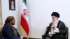 L'ayatollah Ali Khamenei reçoit Mohammed Abdul-Salam, à gauche,porte-parole des rebelles yéménites Houthis, à Téhéran, le 13 août 2019.