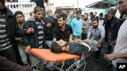 Des Palestiniens amènent un militant du Jihad Islamique à l'hôpital al-Najar (29 octobre 2011)