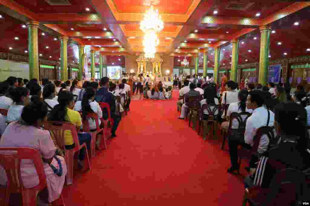 ពលរដ្ឋ​ខ្មែរ​ដែល​ភាគ​ច្រើន​ជា​ពលករ​ចំណាក​ស្រុក​ដែល​កំពុង​ធ្វើ​ការ​នៅ​ប្រទេស​ថៃ នាំគ្នា​ប្រារព្ធ​ពិធី​បុណ្យ​ភ្ជុំបិណ្ឌ នៅ​វត្ត​ស៊ីសុដារ៉ាម ក្នុង​ទីក្រុង​បាងកក នៅ​ថ្ងៃទី​២២​ ខែ​កញ្ញា ឆ្នាំ​២០១៩។ (កាន់ វិច្ឆិកា/VOA)