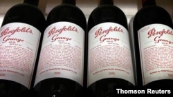 រូបភាពឯកសារ៖ ដបស្រា Penfolds Grange ផលិត​ដោយ​លោក Penfolds និងកាន់កាប់ដោយ Treasury Wine Estates ស្ថិត​លើ​ធ្នើរ​សម្រាប់លក់។