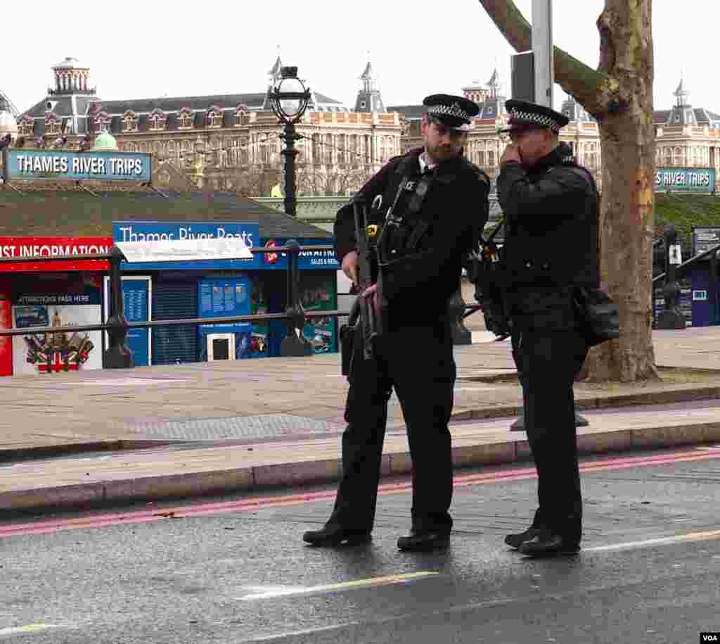Armed policemen at Westminster, London, March 22, 2017. (Photo R. James / VOA)