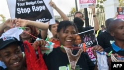 Des manifestants protestent en Afrique du Sud contre le viol et les abus de femmes (27 fév. 2013)