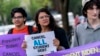 Anggota Kongres AS Rashida Tlaib (tengah) berpartisipasi dalam aksi unjuk rasa menuntut Presiden Joe Biden untuk menghapus utang uang kuliah dalam aksi di dekat Gedung Putih, Washington, pada 27 Juli 2022. (Foto: AP/Andrew Harnik)