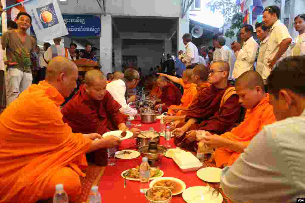 ព្រះសង្ឃ​​ប្រមាណ​ជា១២៣​អង្គ ​ចូល​រូម​សូត្រមន្ត​នៅ​ទីស្នាក់​ការកណ្ដាល​របស់​គណបក្ស​សង្រ្គោះជាតិ​​នៅ​ថ្ងៃ​អង្គារ​ទី​០៧​ខែ​មិថុនា​ ឆ្នាំ​២០១៦ ដើម្បី​ប្រារព្ធ​ពិធី​បែប​សាសនា​មួយ​ បួងសួង​ដល់​វត្ថុសក្ដិសិទ្ធិ​លើ​លោក​​ឲ្យ &laquo;ជួការពារ​អភ័យឯកសិទ្ធិ​&raquo;​ អ្នក​តំណាងរាស្រ្ត​ បន្ទាប់ពី​សាលាដំបូង​រាជធានី​ភ្នំពេញ​ចេញដីកា​កោះហៅ​លោក​ កឹម​ សុខា ឲ្យ​​មក​បកស្រាយ​បំភ្លឺ​លើ​សំណុំ​រឿង​អាស្រូវ​ផ្លូវភេទ​របស់​លោក។ (ឡេង ឡែន/VOA)