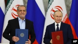 Presidenti rus Vladimir Putin dhe Presidenti iranian Masoud Pezeshkian në ceremoninë e nënshkrimit të marrëveshjes në Kremlin (17 janar 2025)