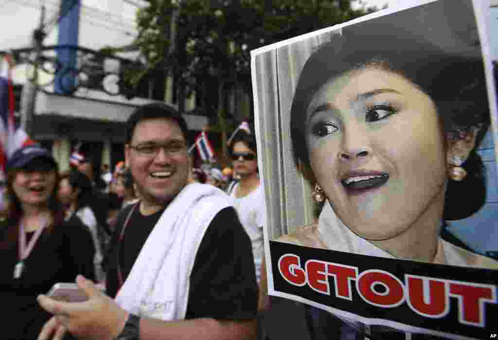 A poster of Thai Prime Minister Yingluck Shinawatra is displayed during a rally against an amnesty bill in Bangkok, Nov. 11, 2013. 