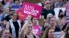 FILE - Demonstran pembela hak aborsi bersorak dalam aksi unjuk rasa di luar gedung DPR negara bagian di Lansing, Michigan, 24 Juni 2022. (Paul Sancya, Arsip/AP)