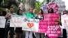 ARSIP – Para pendukung Hak-Hak Wanita dan kelompok LGBT berunjuk rasa di sebrang Beverly Hills Hotel, yang dimiliki oleh Sultan Brunei, menuntut Sultan untuk membatalkan hukum pidana Brunei bergaya Taliban, 5 Mei 2014, Beverly Hills, California (foto: AFP Photo/Frederic J. Borwn
