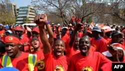Les agents des entreprises pétrolières en grève en Afrique du Sud, le 9 septembre 2013.