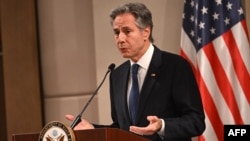 Le secrétaire d'État américain Antony Blinken s'adresse à la presse après la réunion avec les ministres des Affaires étrangères du Groupe de contact arabe sur la Syrie à Aqaba, en Jordanie, le 14 décembre 2024.