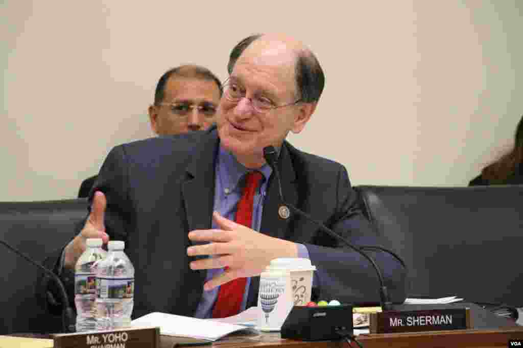 សមាជិក​សភា​លោក Bradley Sherman នៃ​គណបក្ស​ប្រជាធិបតេយ្យ​មក​ពី​រដ្ឋ Californiaថ្លែង​នៅ​ឯ​សវនាការ​សាធារណៈ​មួយរបស់​អនុ​គណៈកម្មការ​ទទួល​បន្ទុក​តំបន់​អាស៊ីប៉ាស៊ីហ្វិក​នៃ​គណៈកម្មការការ​បរទេស​របស់​សភាជាតិ​អាមេរិក​ស្តីអំពី​ &laquo;ការ​ធា្លក់​ចុះរបស់​កម្ពុជា​៖ ​គោល​នយោបាយ​ដើម្បី​គាំទ្រ​លទ្ធិប្រជាធិបតេយ្យ ​និង​សិទ្ធិមនុស្ស&zwj;&raquo;​ ​នៅ​ថ្ងៃ​អង្គារ ទី១២ ខែ​ធ្នូ ឆ្នាំ២០១៧​ អាគារ Rayburn ក្នុង​វិមាន Capitol ក្នុង​រដ្ឋធានី​វ៉ាស៊ីនតោន។ (ស្រេង លក្ខិណា/VOA)