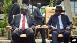 L’ancien vice-président du Sud Soudan redevenu chef de la rébellion, Riek Machar, à gauche, assis à côté du président Salva Kiir, à droite, après la première réunion d'un nouveau gouvernement de transition , à Juba, Soudan du Sud, 29 avril 2016.
